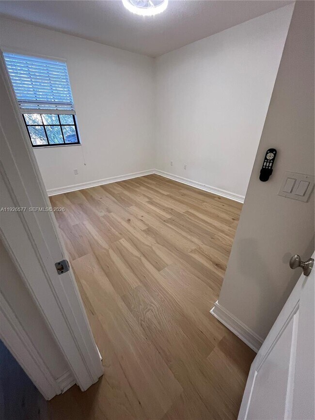 Building Photo - 115 Riverwalk Cir E