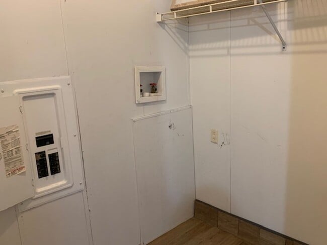 Building Photo - Available Now! 3 bed 2 bathroom