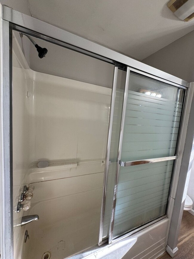 Building Photo - Spacious 3 Bedroom House with 1 bath for R...