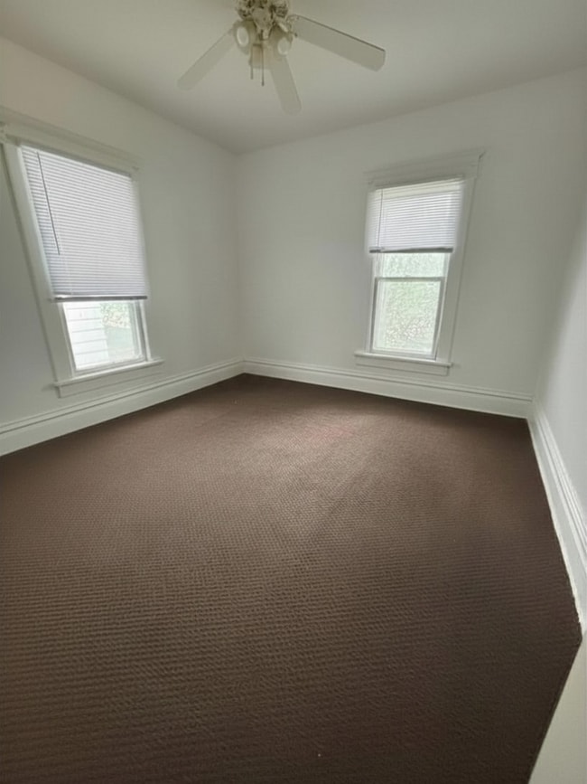 Building Photo - Spacious 3 bedroom, 1 bathroom House