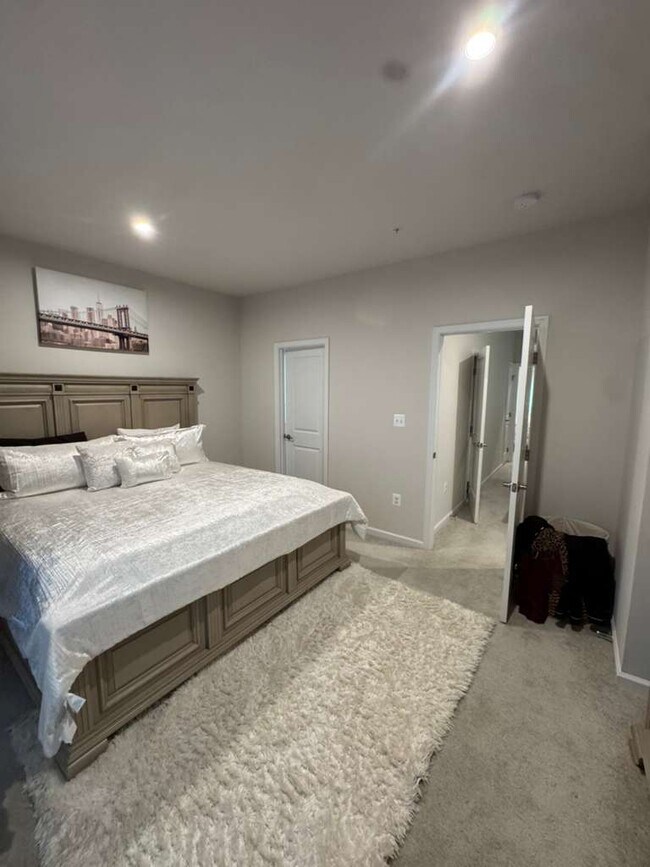 Building Photo - Biground