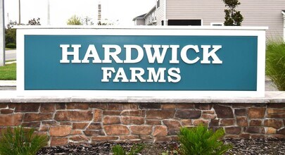 Building Photo - Spacious 3-bedroom, 2.5-bath townhome