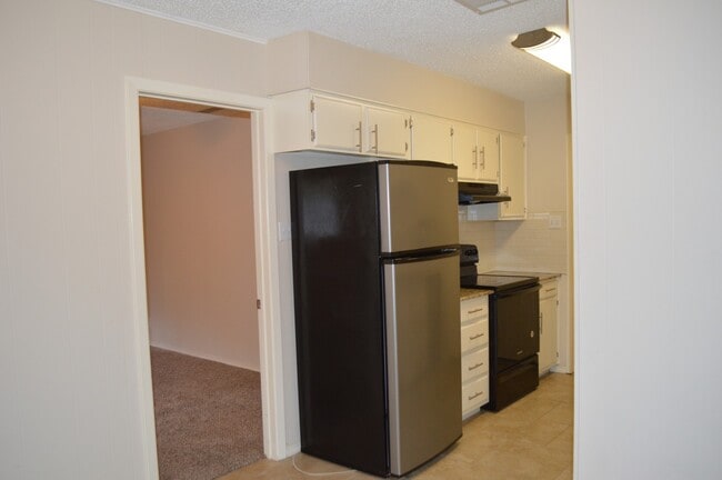 Building Photo - Beautiful remodeled 3 bed 2 bath home in L...