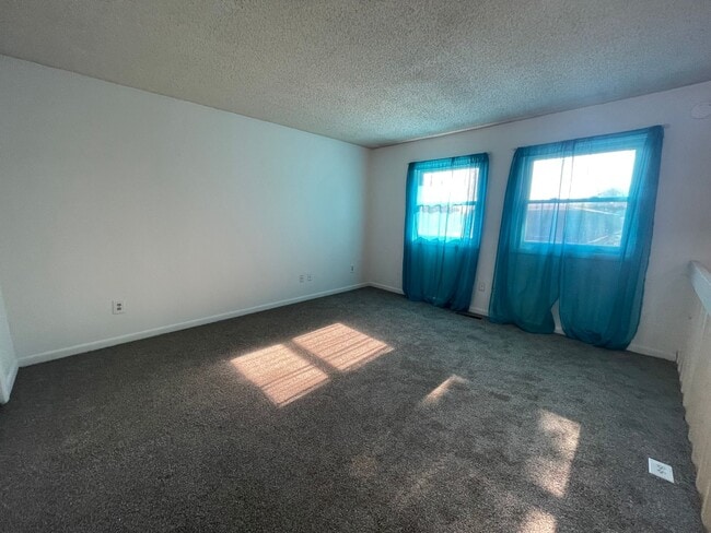 Building Photo - 1450 Woodland Dr