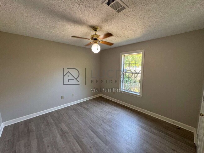 Building Photo - 33 Sandlewood Dr