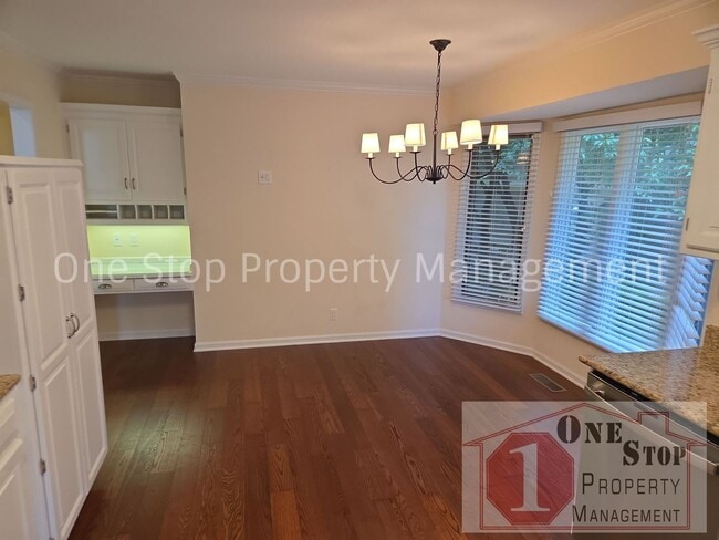 Building Photo - Beautiful 2 bedroom, 3 bathroom Villa in Overland Park!