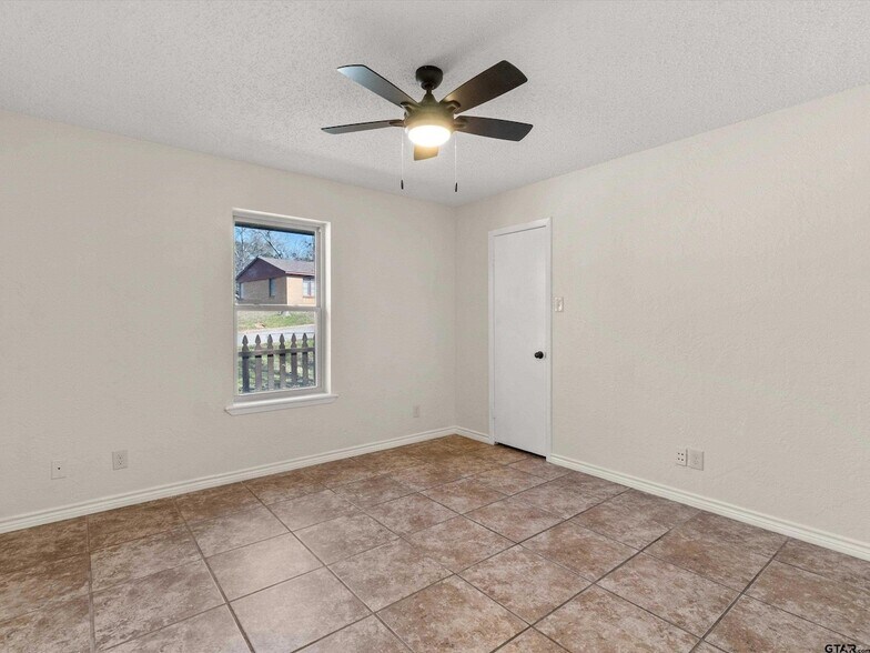 Building Photo - 901 Skyview Dr