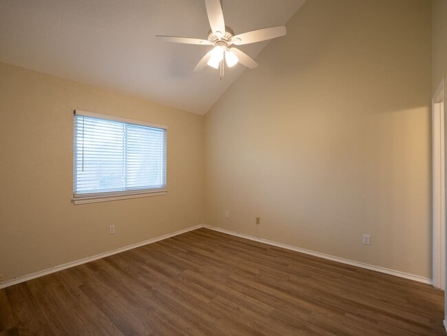 Building Photo - Charming 2-Bedroom Home with Versatile Lof...