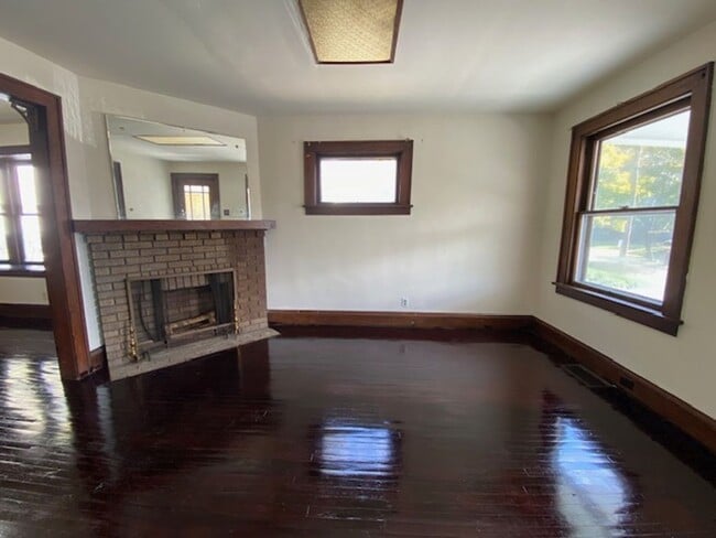 Building Photo - Big & Charming on a Corner Lot—6BR, Decora...