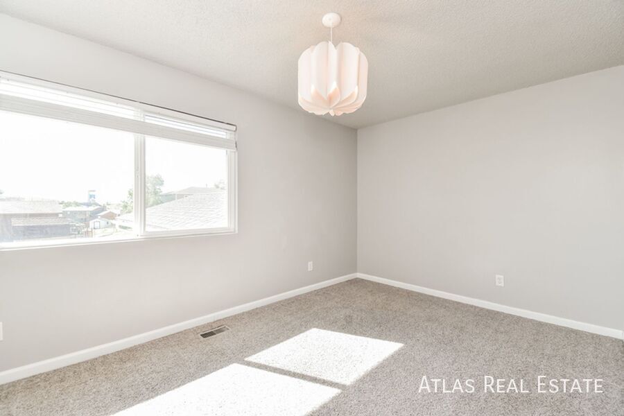 Building Photo - 4340 College View Dr