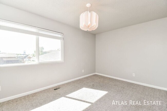 Building Photo - 4340 College View Dr