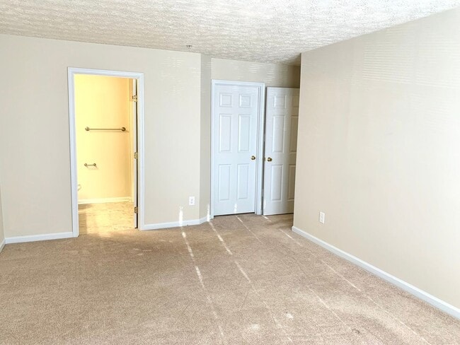 Building Photo - Light Filled 2bd 2bth Penthouse Condo In Piney Orchard!