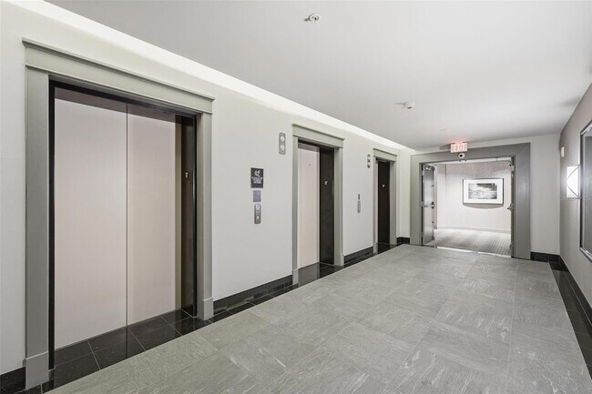 Building Photo - 100 S Eola Dr