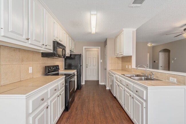 Building Photo - Available for Immediate Move in! Newly Ren...