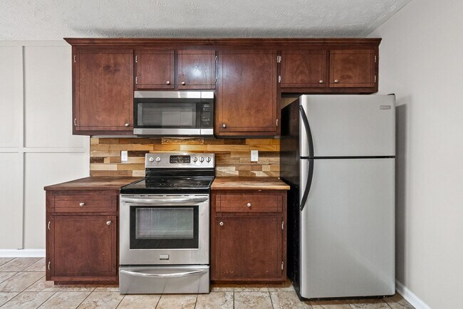 Building Photo - Pet Friendly Three Bedroom!