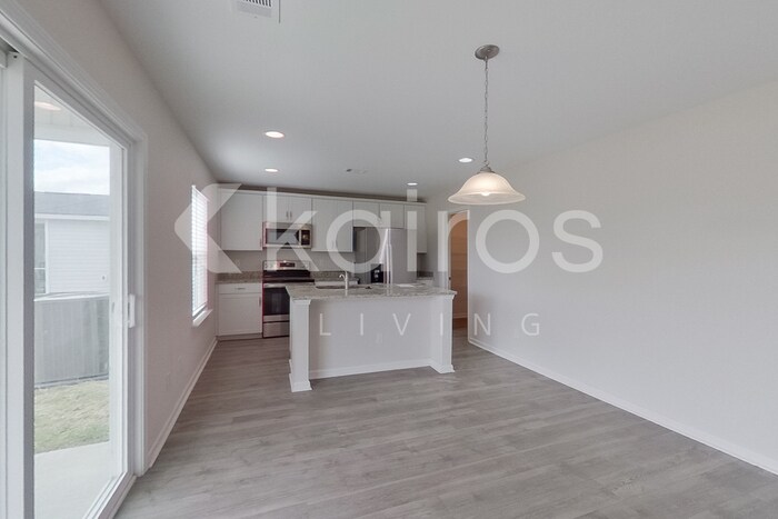 Building Photo - 14 Red Oak Dr.