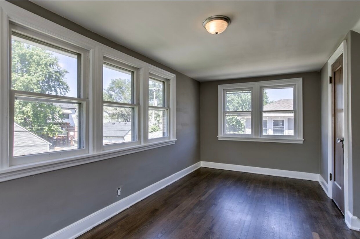 Building Photo - 706 E 71st Ter