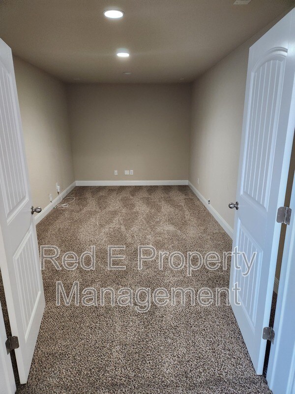 Building Photo - 1806 Ayleth Ave