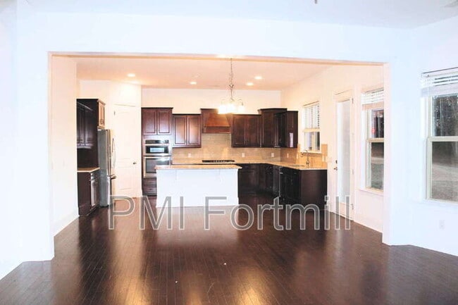 Building Photo - 521 Vine St