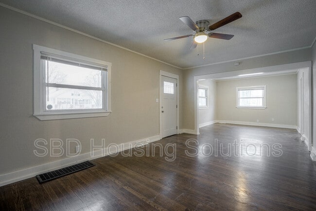 Building Photo - 1211 S Maywood Ave