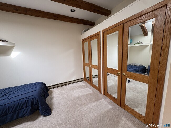 Building Photo - 40 Looking Glass Hill Rd