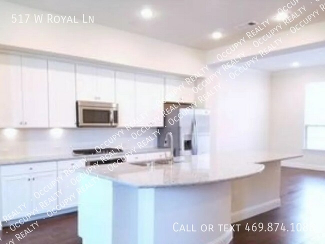 Building Photo - 517 W Royal Ln