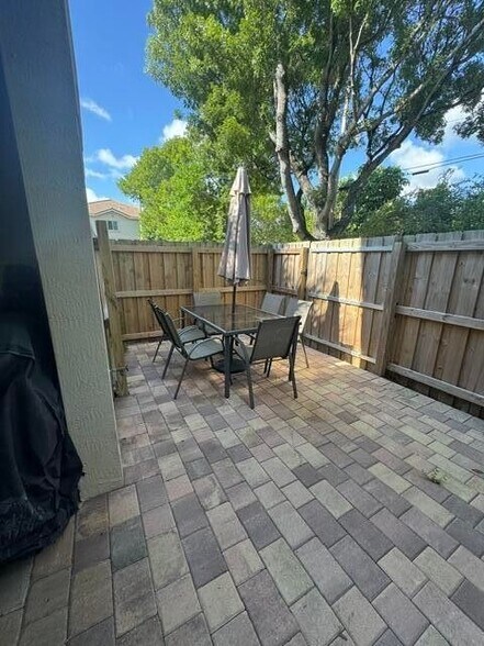 Building Photo - 2622 Webb Ave