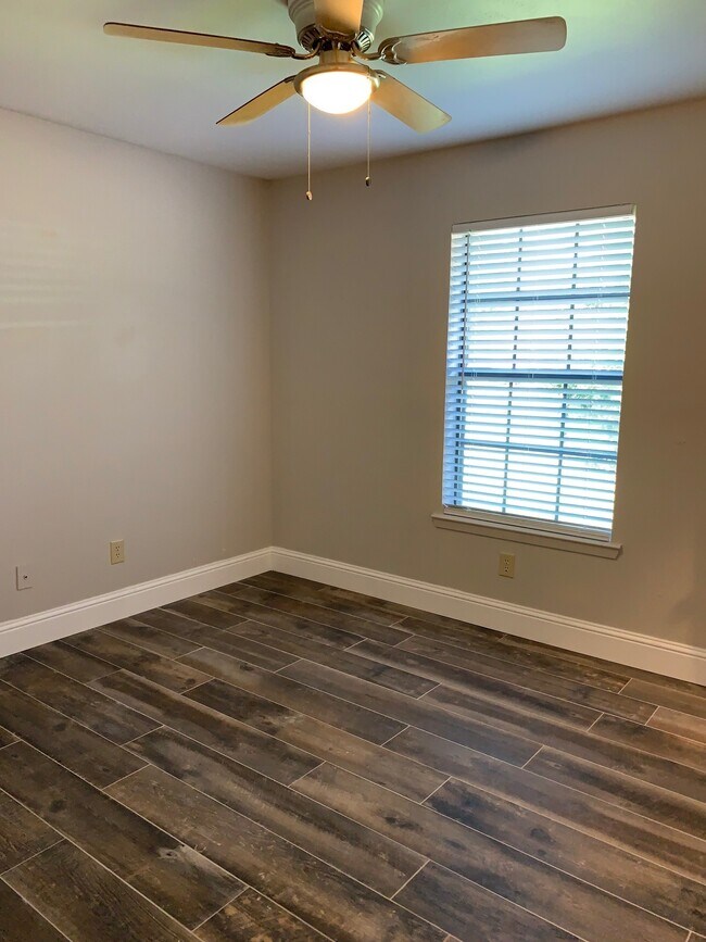 Building Photo - 1021 Autumn Cir