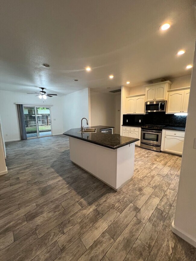 Building Photo - 2724 Tecopa Ave