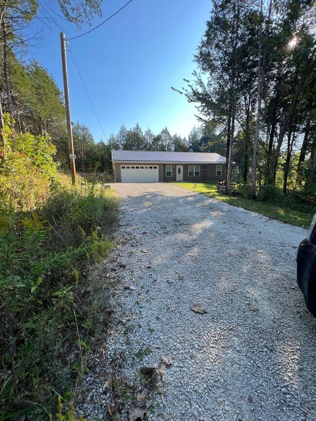 Building Photo - Home on 5 Acres