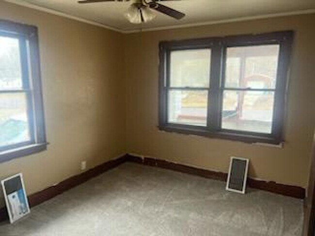 Building Photo - Adorable 3 Bedroom Home
