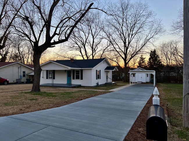 Building Photo - 2 Bedroom House with Workshop