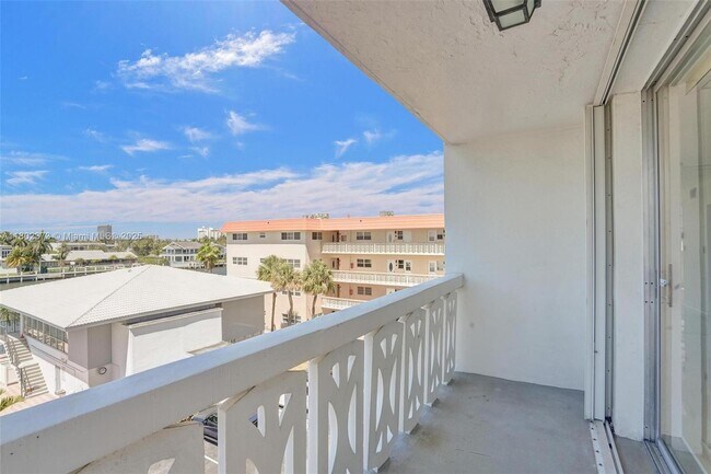 Building Photo - 3113 S Ocean Dr
