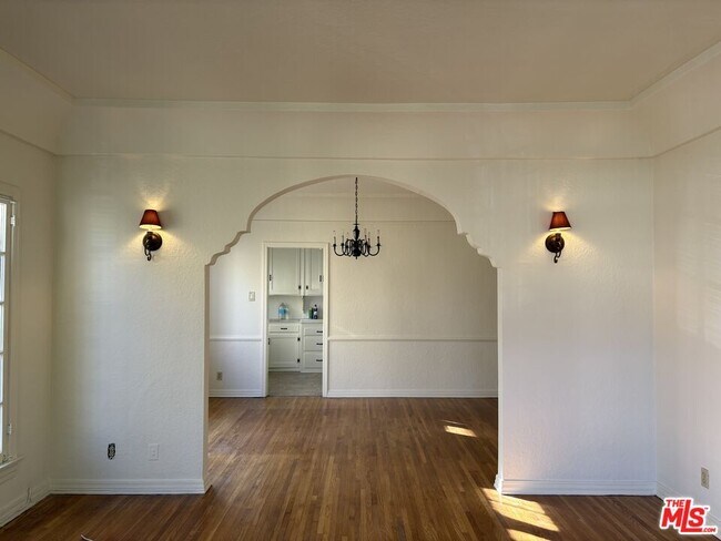 Building Photo - 351 N Gardner St