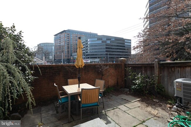 Building Photo - 1122 N Vernon St