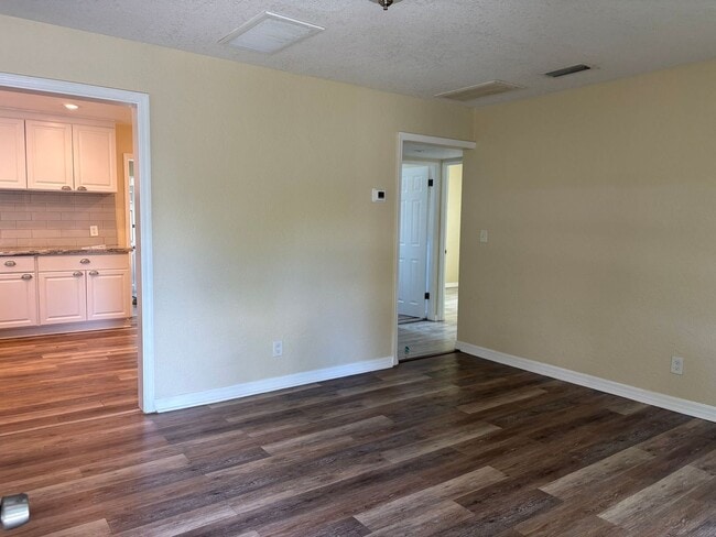 Building Photo - Beautifully Appointed 3/2 w Garage For Ren...