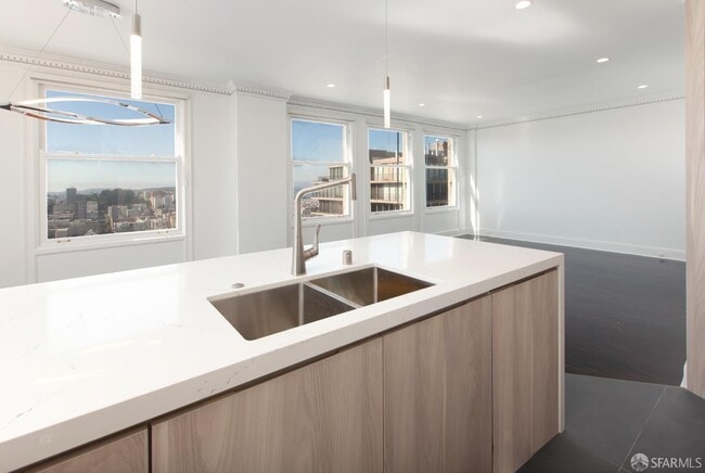 Building Photo - 1250 Jones St