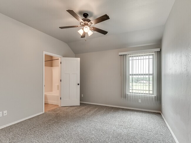 Building Photo - 2202 Buchanan Dr