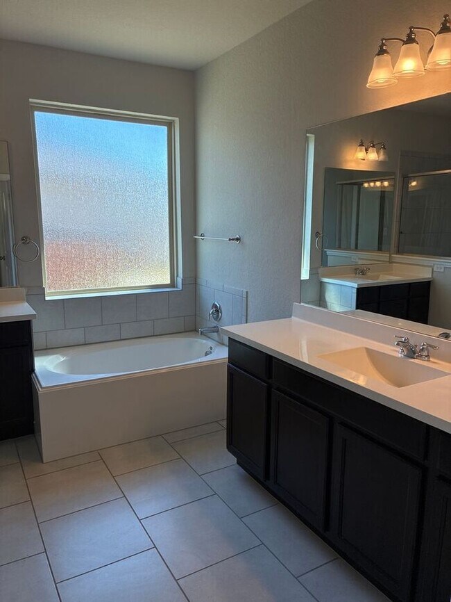 Building Photo - !! MOVE IN SPECIAL: Get 50% OFF!! 4BR/3BA House • In-Unit W/D • Attached Garage  • Backyard in Sa...