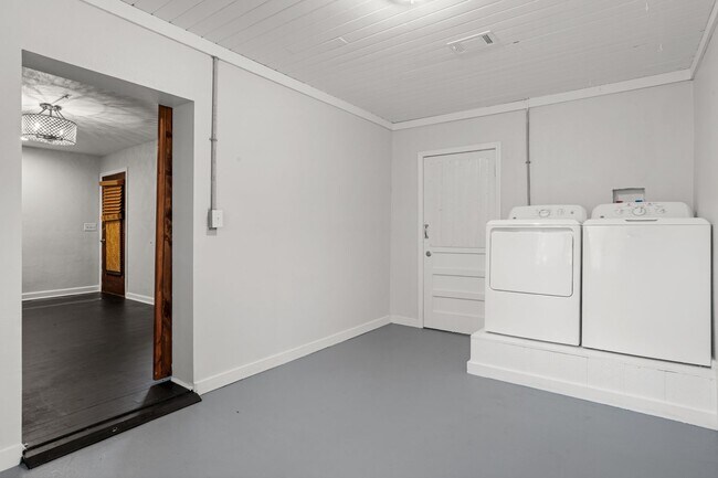Building Photo - 207 Tonawanda Dr