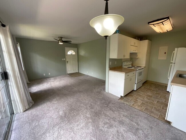 Building Photo - 645 Mananai Pl