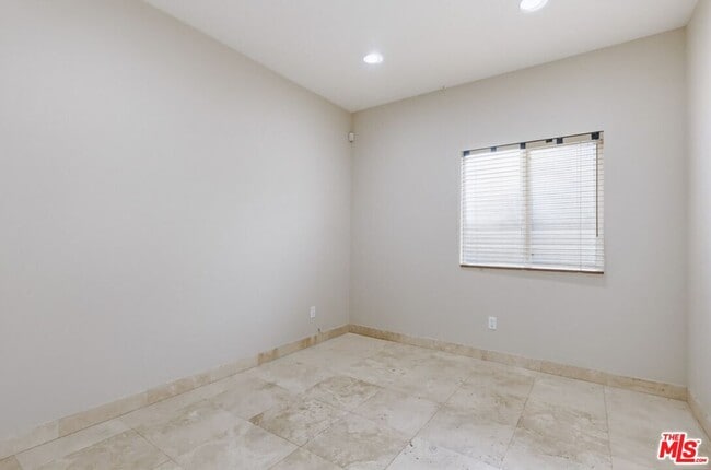 Building Photo - 5187 Knollwood Way