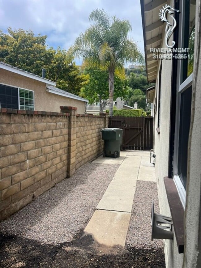 Building Photo - 3BR 1.5BA House in the Hollywood Riviera