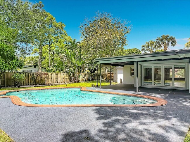 Building Photo - 4330 SW 7th St