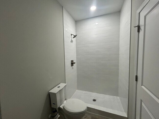 Building Photo - $1995  a Month For Lovely Duplex in Historic Melrose Heights
