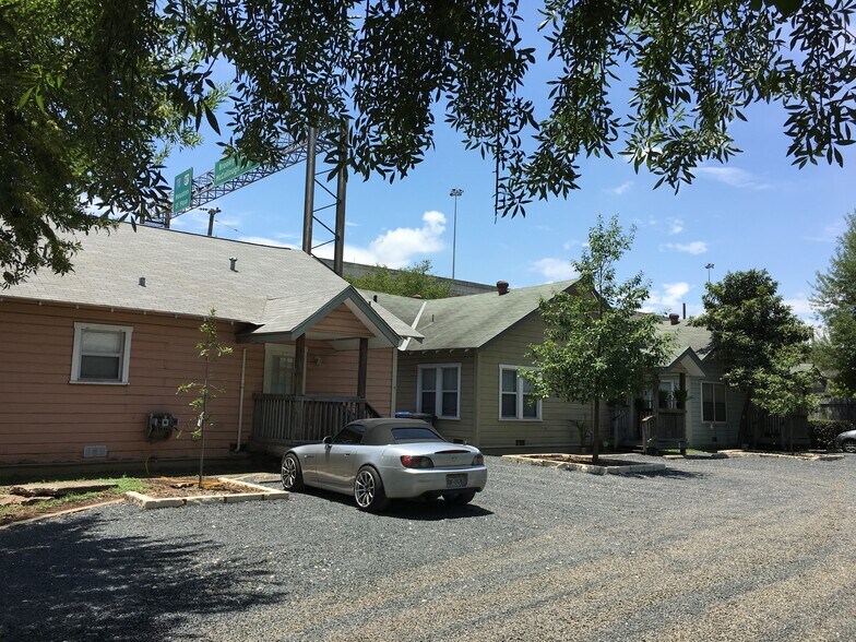 Building Photo - 715 E Elmira St