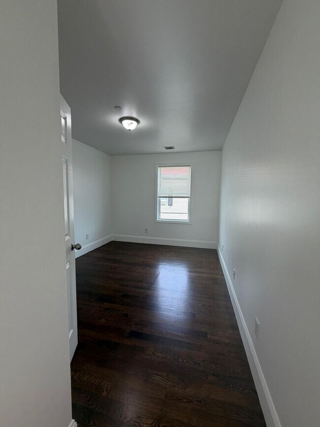 Building Photo - 375 Crescent Ave