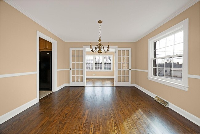 Building Photo - 109 W Poplar St