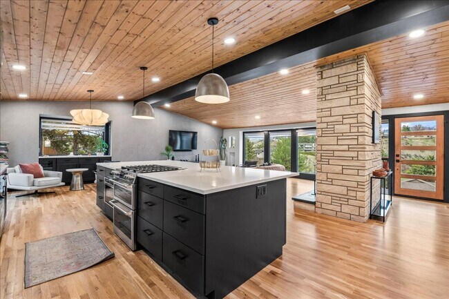 Building Photo - Fully Furnished Luxury Executive Rental