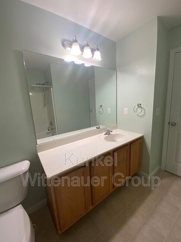 Building Photo - 2437 Larchmont Dr
